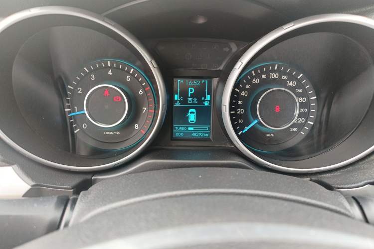 Used BAIC Senova X65 2015 2.0T automatic comfort version Odometer Close Up