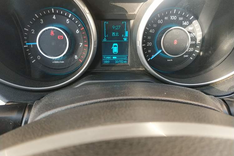 Used BAIC Senova X65 2015 2.0T manual Comfort trim level Odometer Close Up