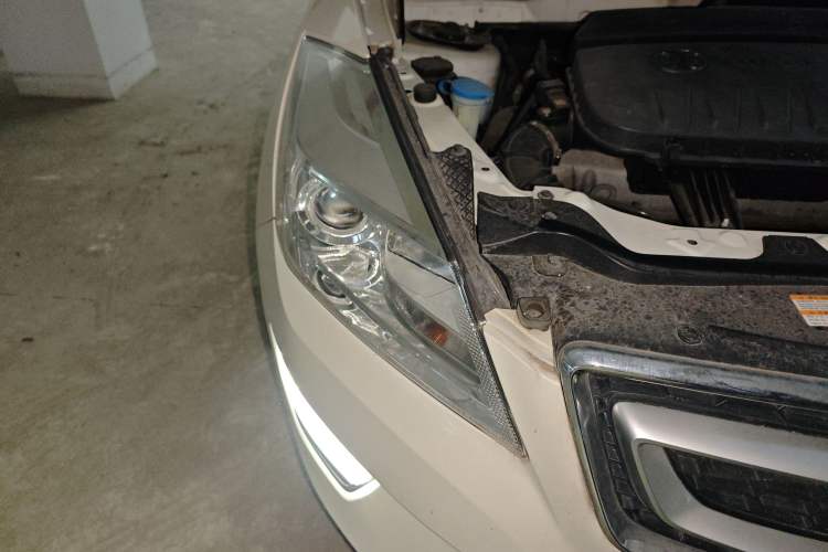 Used BAIC Senova X65 2015 2.0T Automatic Elite Model Right Front Headlight