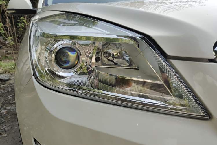 Used BAIC Senova X65 2015 2.0T Automatic Elite Model Right Front Headlight