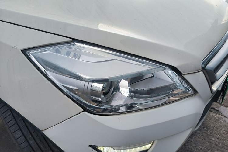 Used BAIC Senova X65 2015 2.0T Automatic Elite Model Right Front Headlight