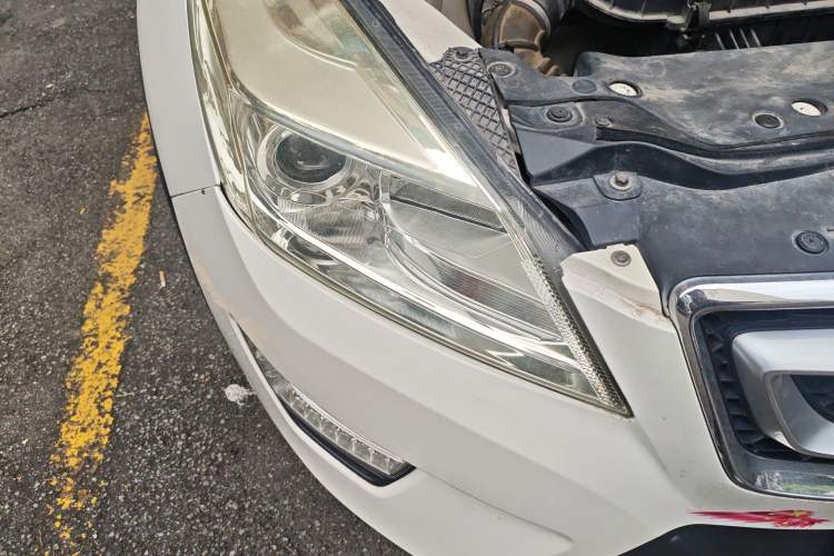 Used BAIC Senova X65 2015 2.0T Automatic Elite Model Right Front Headlight