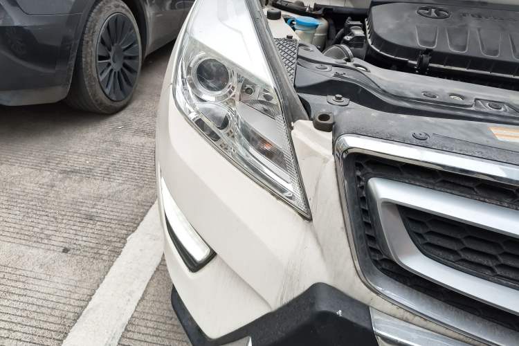 Used BAIC Senova X65 2015 2.0T Automatic Elite Model Right Front Headlight