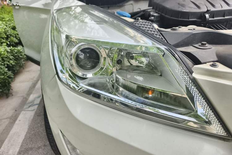 Used BAIC Senova X65 2015 2.0T Automatic Elite Model Right Front Headlight