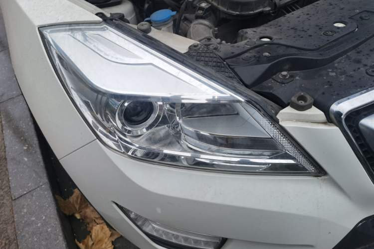Used BAIC Senova X65 2015 2.0T Automatic Elite Model Right Front Headlight
