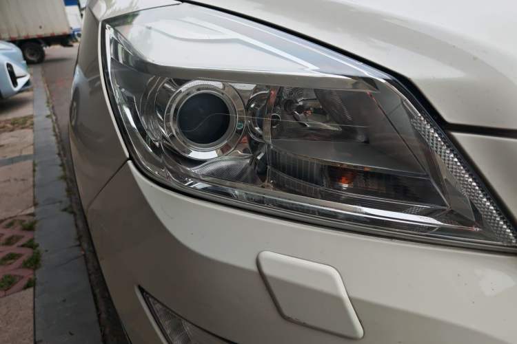 Used BAIC Senova X65 2015 2.0T automatic luxury version Right Front Headlight