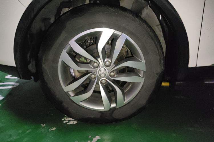 Used BAIC Senova X65 2015 2.0T Automatic Elite Model Right Front Wheel Hub