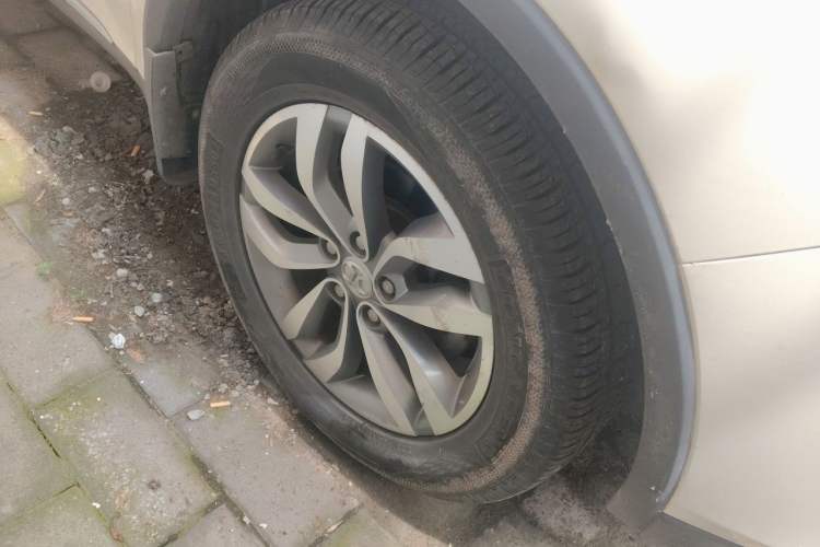 Used BAIC Senova X65 2015 2.0T automatic luxury version Right Front Wheel Hub
