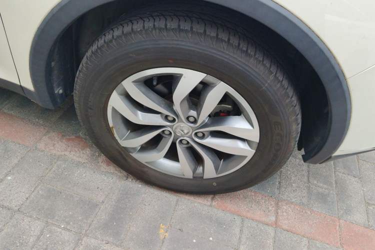 Used BAIC Senova X65 2015 2.0T Automatic Elite Model Right Front Wheel Hub