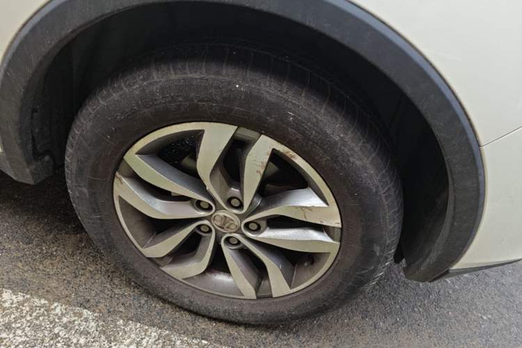 Used BAIC Senova X65 2015 2.0T automatic luxury version Right Front Wheel Hub