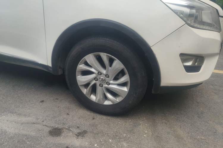 Used BAIC Senova X65 2015 2.0T manual Comfort trim level Right Front Wheel Hub