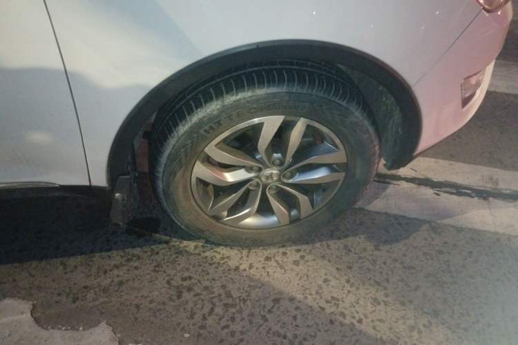 Used BAIC Senova X65 2015 2.0T Automatic Elite Model Right Front Wheel Hub