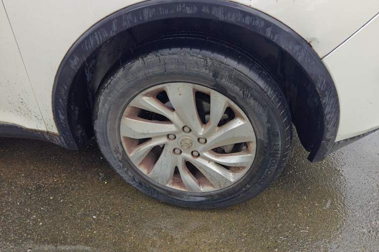 Used BAIC Senova X65 2015 2.0T automatic comfort version Right Front Wheel Hub