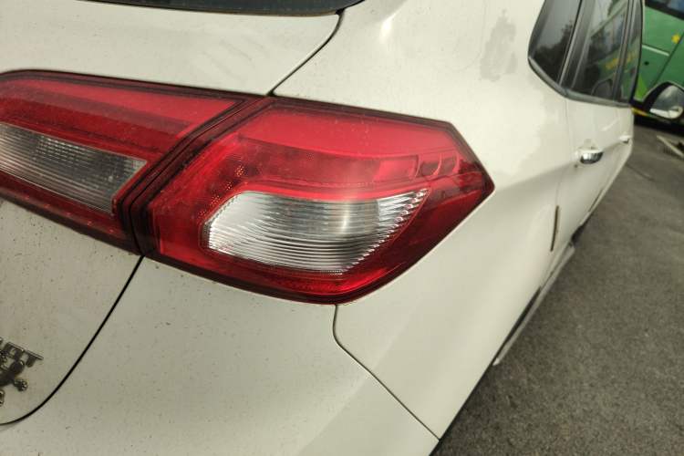 Used BAIC Senova X65 2015 2.0T Automatic Elite Model Right Rear Taillight