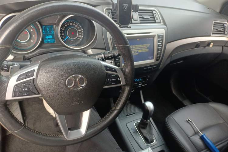 Used BAIC Senova X65 2015 2.0T Automatic Elite Model Center Console