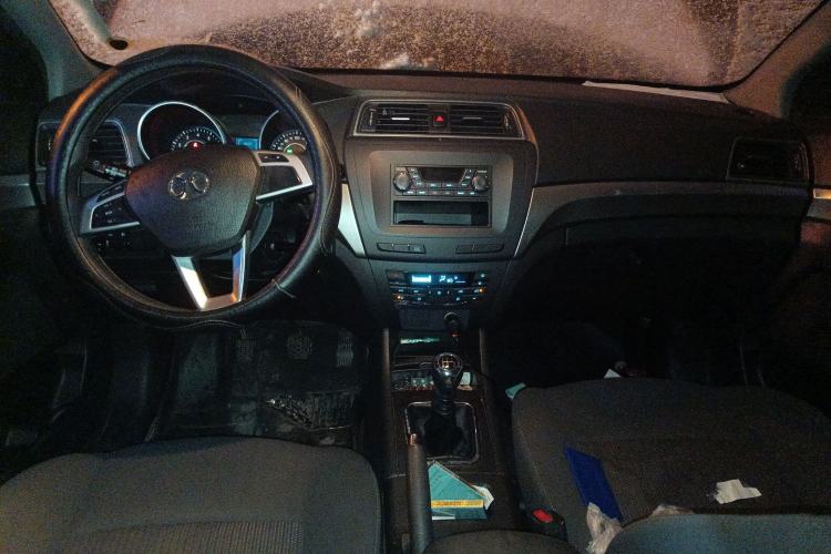 Used BAIC Senova X65 2015 2.0T manual Comfort trim level Center Console