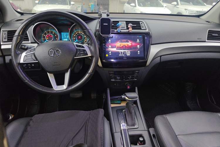 Used BAIC Senova X65 2015 2.0T Automatic Elite Model Center Console