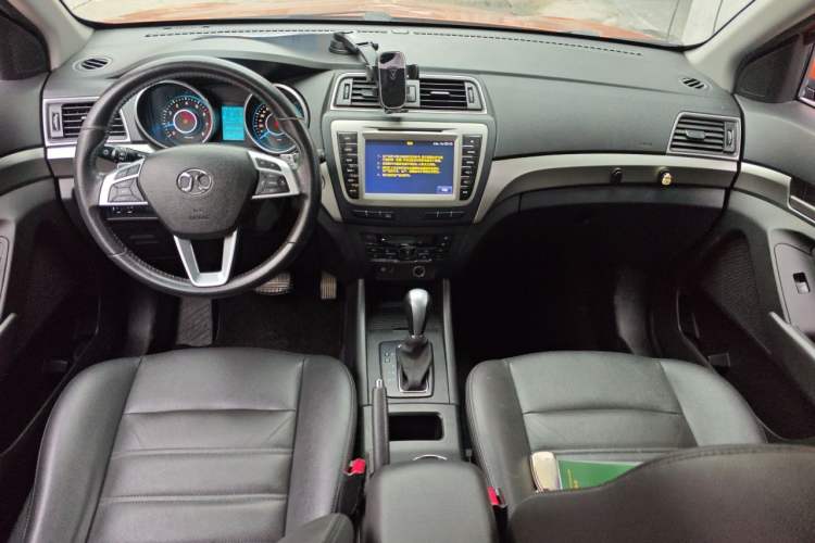 Used BAIC Senova X65 2015 2.0T Automatic Elite Model Center Console