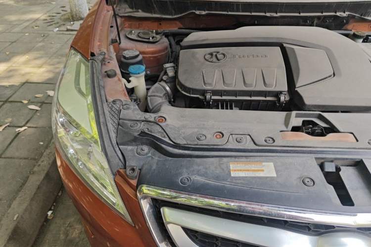 Used BAIC Senova X65 2015 2.0T Automatic Elite Model Engine Bay Right