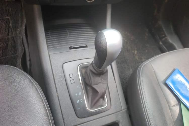 Used BAIC Senova X65 2015 2.0T Automatic Elite Model Gear Lever