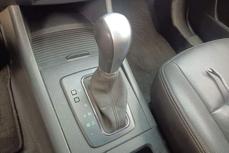 Used BAIC Senova X65 2015 2.0T Automatic Elite Model Gear Lever