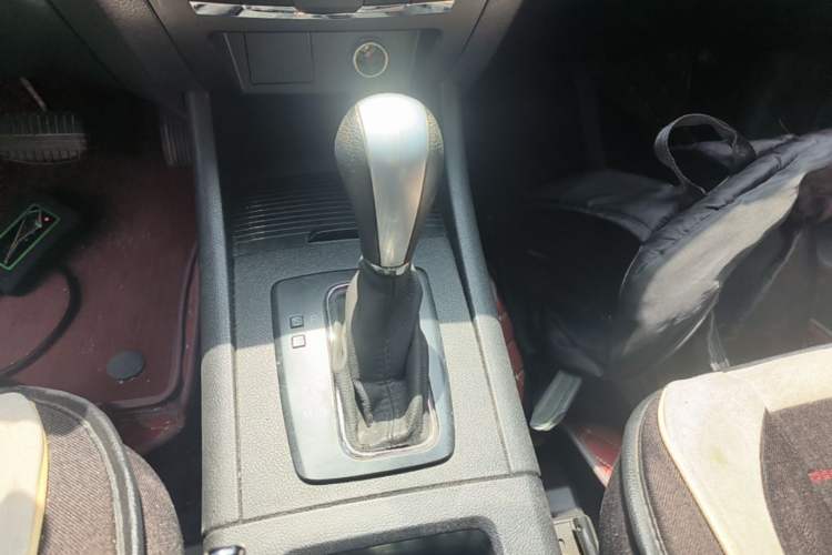 Used BAIC Senova X65 2015 2.0T automatic comfort version Gear Lever