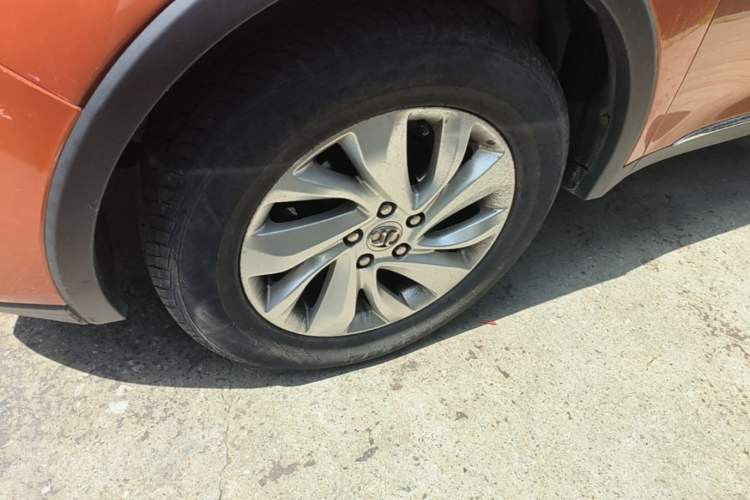 Used BAIC Senova X65 2015 2.0T automatic comfort version Left Front Wheel Hub