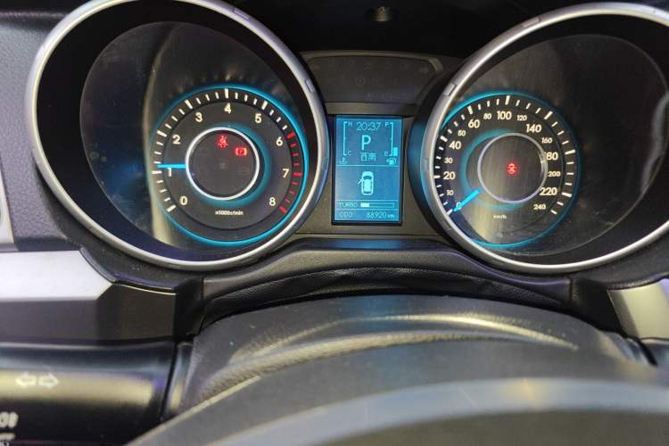 Used BAIC Senova X65 2015 2.0T Automatic Elite Model Odometer Close Up