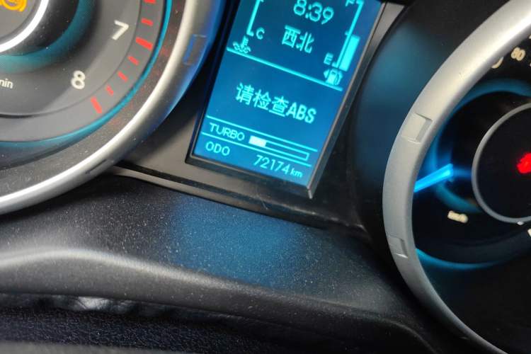 Used BAIC Senova X65 2015 2.0T Manual Elite Edition Odometer Close Up