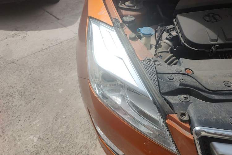 Used BAIC Senova X65 2015 2.0T Automatic Elite Model Right Front Headlight