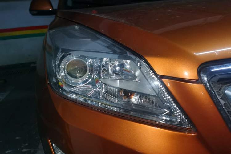 Used BAIC Senova X65 2015 2.0T Automatic Elite Model Right Front Headlight