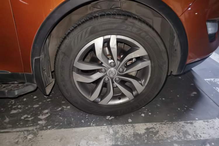 Used BAIC Senova X65 2015 2.0T Automatic Elite Model Right Front Wheel Hub
