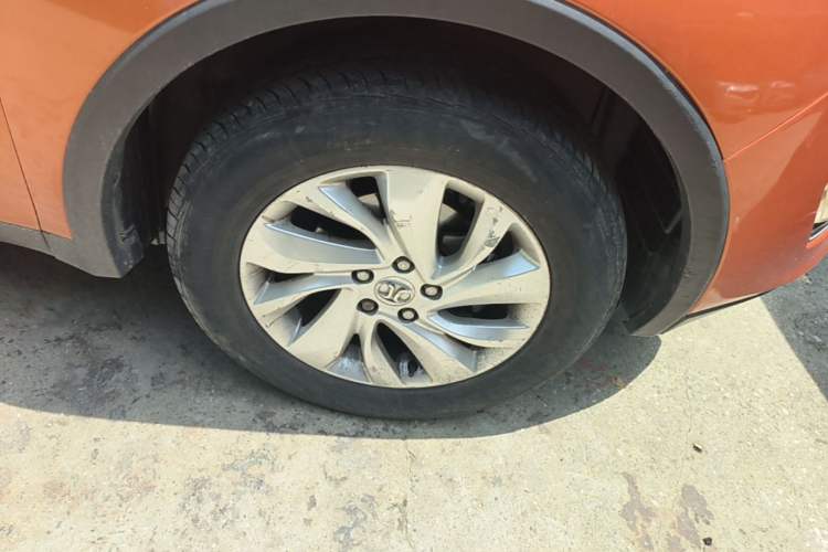 Used BAIC Senova X65 2015 2.0T automatic comfort version Right Rear Wheel Hub
