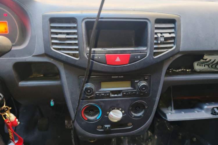 Used BAIC Weiwang 306 2011 1.3L base model 7 seats Audio And AC Panel