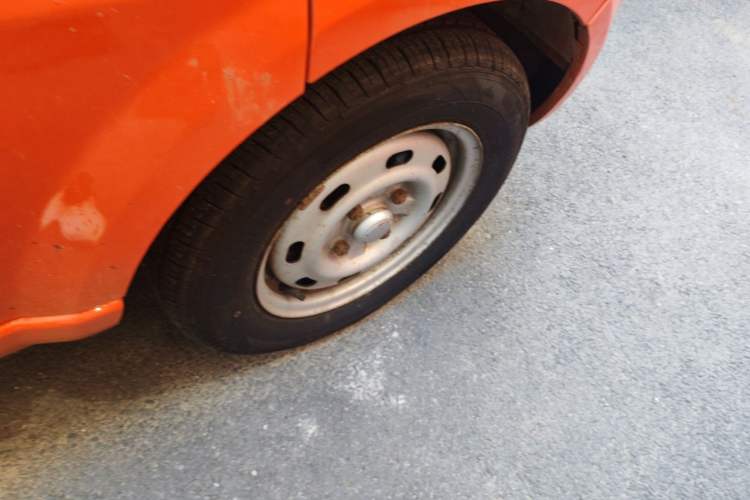 Used BAIC Weiwang 306 2011 1.3L base model 7 seats Right Front Wheel Hub
