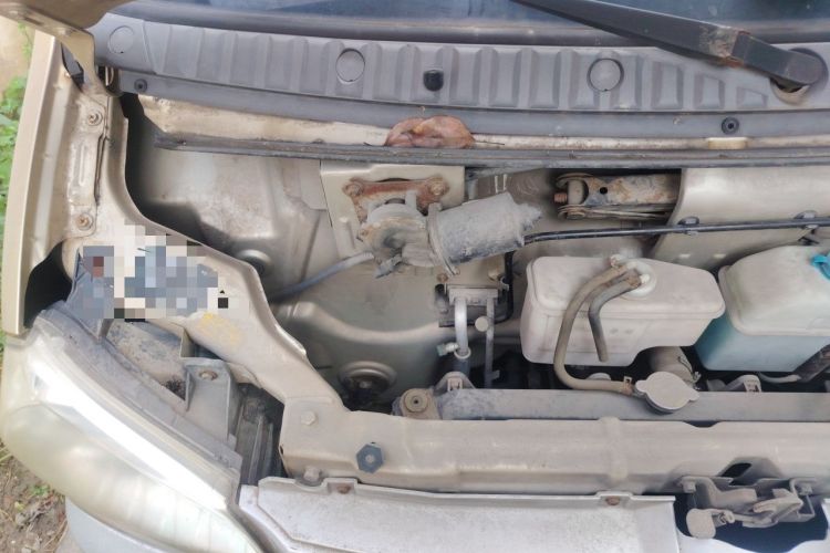 Used BAIC Weiwang 306 2011 1.3L Comfort version 7 seats Engine Bay Right