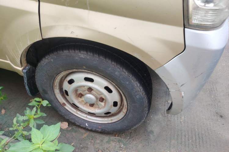 Used BAIC Weiwang 306 2011 1.3L Comfort version 7 seats Right Front Wheel Hub