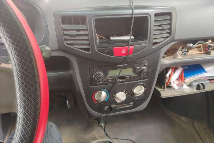 Used BAIC Weiwang 306 2011 1.3L base model 7 seats Audio And AC Panel