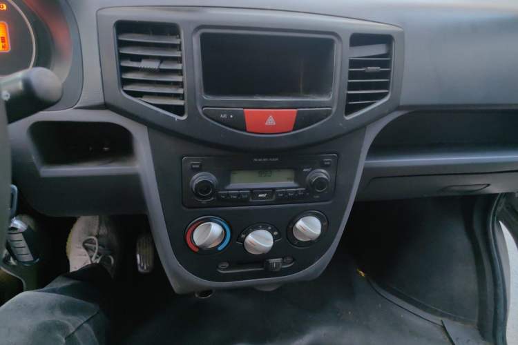 Used BAIC Weiwang 306 2011 1.3L base model 7 seats Audio And AC Panel