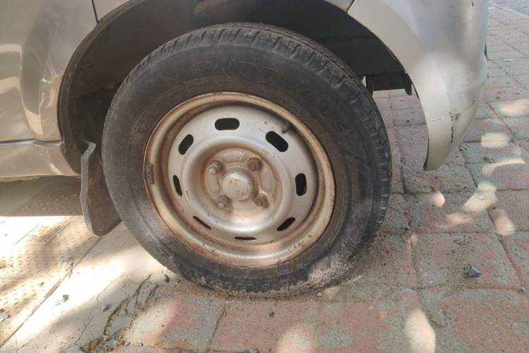 Used BAIC Weiwang 306 2011 1.3L base model 7 seats Right Front Wheel Hub
