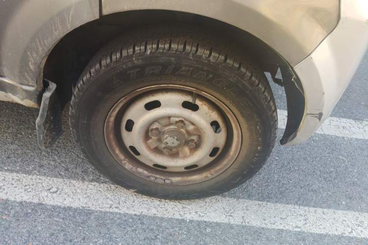 Used BAIC Weiwang 306 2011 1.3L base model 7 seats Right Front Wheel Hub