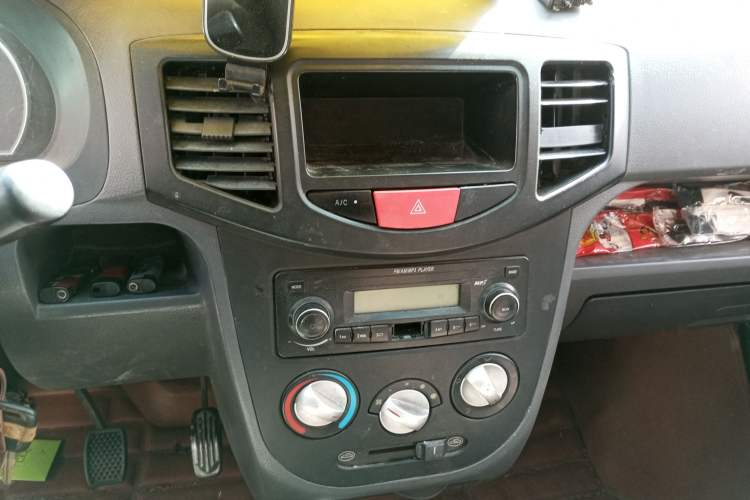 Used BAIC Weiwang 306 2011 1.3L base model 7 seats Audio And AC Panel