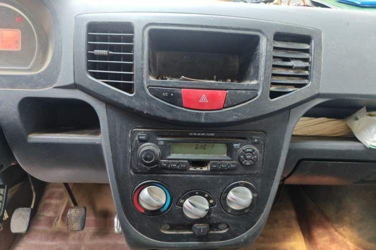 Used BAIC Weiwang 306 2011 1.3L base model 7 seats Audio And AC Panel