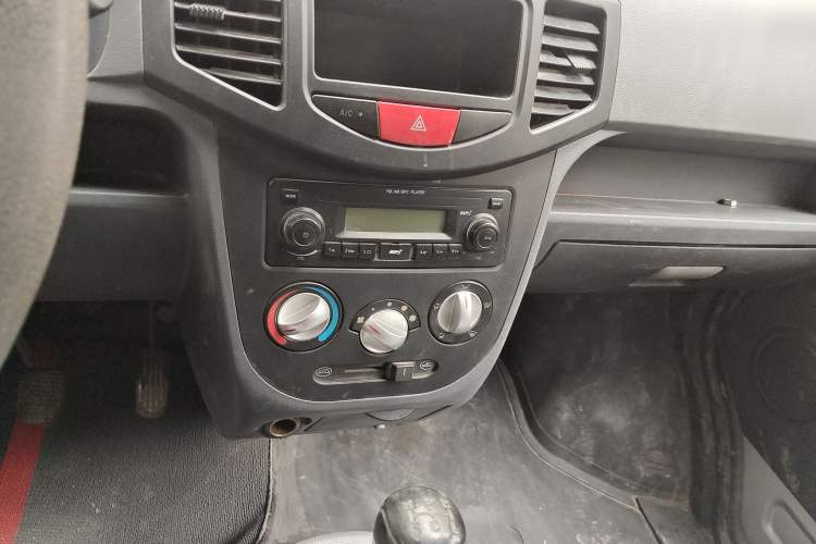 Used BAIC Weiwang 306 2011 1.3L base model 7 seats Audio And AC Panel