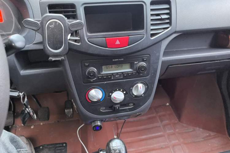 Used BAIC Weiwang 306 2011 1.3L base model 7 seats Audio And AC Panel