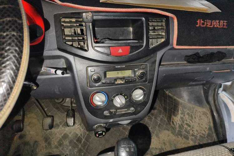 Used BAIC Weiwang 306 2011 1.3L base model 7 seats Audio And AC Panel