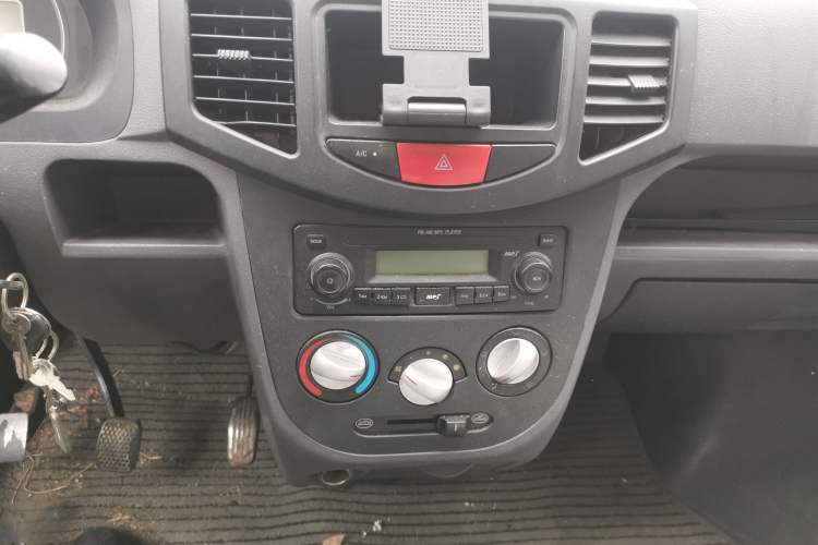 Used BAIC Weiwang 306 2011 1.3L base model 7 seats Audio And AC Panel