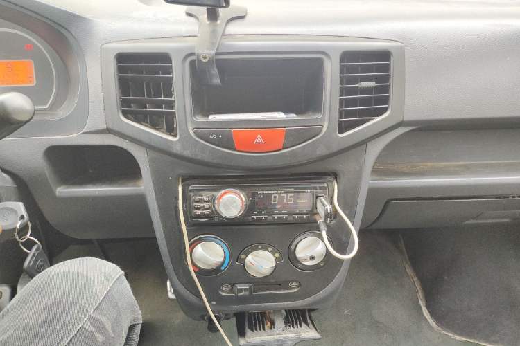 Used BAIC Weiwang 306 2011 1.3L base model 7 seats Audio And AC Panel