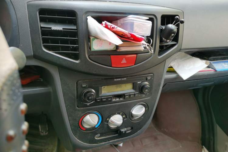 Used BAIC Weiwang 306 2011 1.3L base model 7 seats Audio And AC Panel