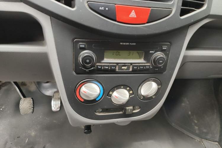 Used BAIC Weiwang 306 2011 1.3L Comfort version 7 seats Audio And AC Panel